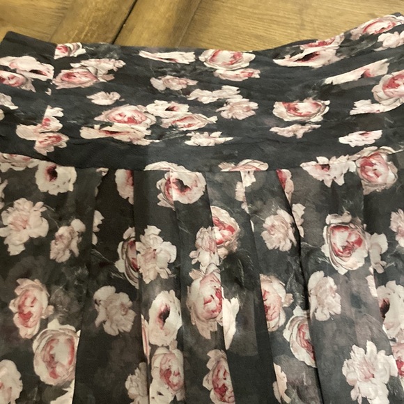 The most delicate floral skirt with pleats - Picture 2 of 7